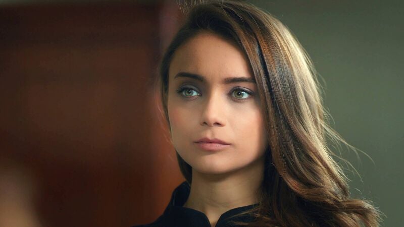 Gülfem se presenta en el exitoso desfile de Gülru y la humilla públicamente