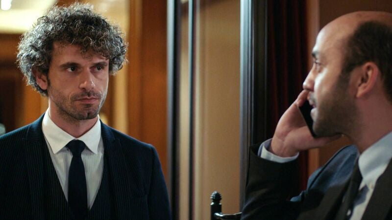 Yildirim descubre al marido de Azra en una conversación cariñosa que no es con su mujer