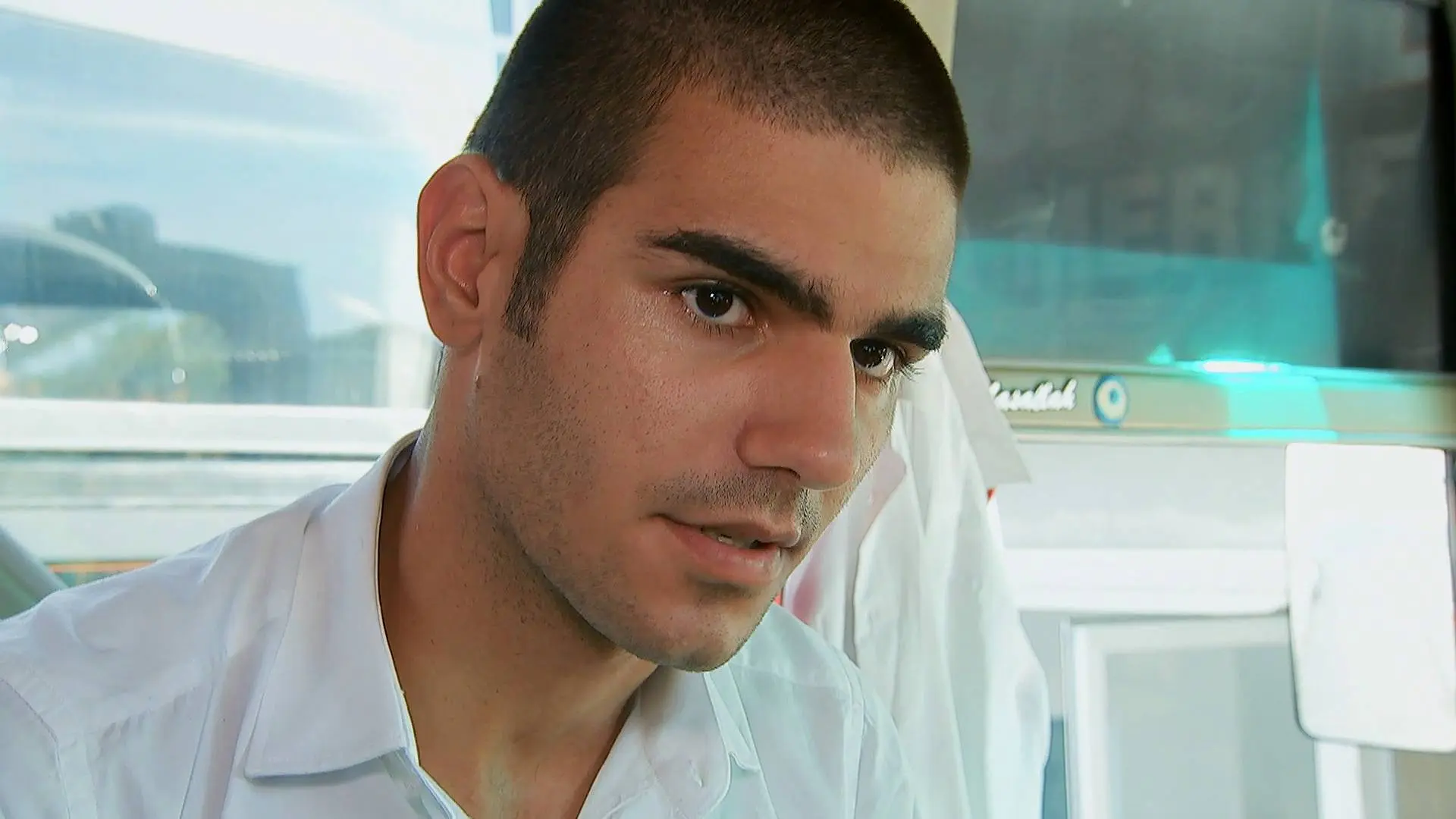 Alí Esposa joven