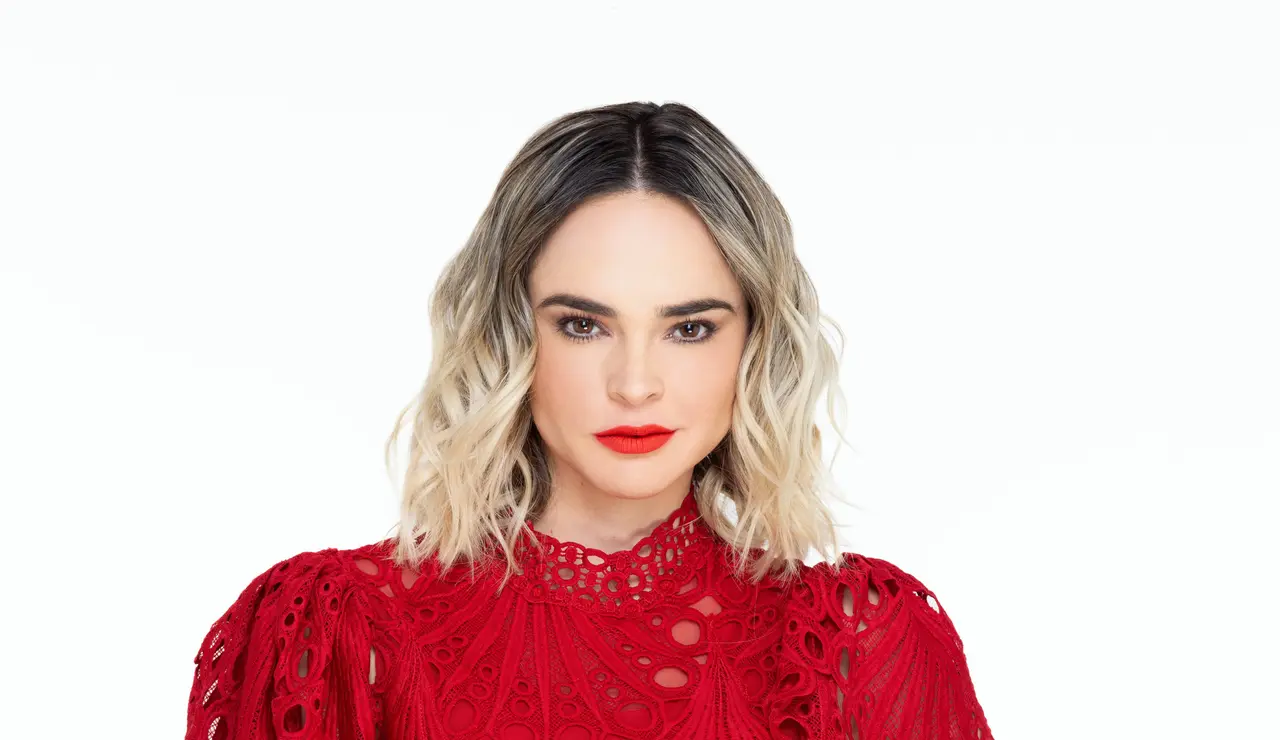 Soraya es una mujer caprichosa y consentida cuya mayor ambición es casarse con Luis Alberto