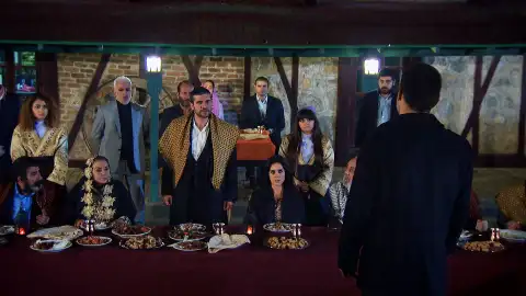 Ali intenta desacreditar a su primo Devra Ali intenta desacreditar a su primo Devra