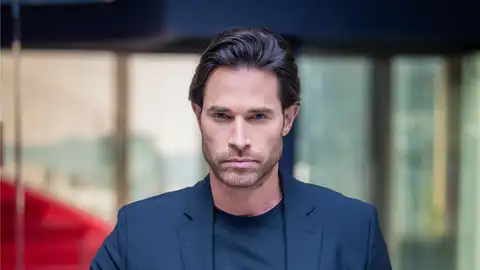 Luis Alberto es un multimillonario con adicciones que encuentra una nueva razón para vivir al enamorarse de Mariana Luis Alberto es un multimillonario con adicciones que encuentra una nueva razón para vivir al enamorarse de Mariana