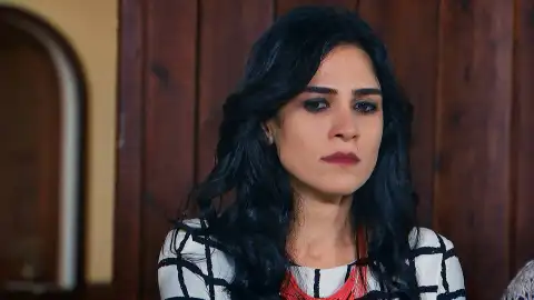 Leyla se muere de celos al ver como Melek acompaña a Devra a la fiesta de los clanes Leyla se muere de celos al ver como Melek acompaña a Devra a la fiesta de los clanes