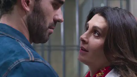 Alicia visita a Martín en la cárcel Alicia visita a Martín en la cárcel