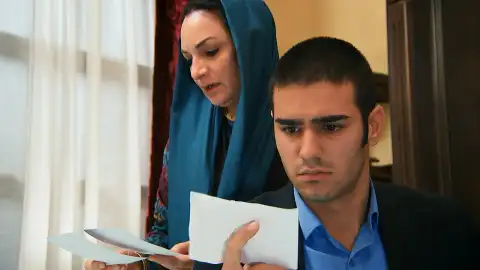 Ali ve las fotografías que Pelin hizo a Zehra en el instituto junto a su íntimo amigo Ali ve las fotografías que Pelin hizo a Zehra en el instituto junto a su íntimo amigo