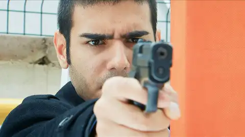 Ali viaja a Estambul con sed de venganza: descubre unas fotos comprometedoras de Zehra y planea matarla Ali viaja a Estambul con sed de venganza: descubre unas fotos comprometedoras de Zehra y planea matarla