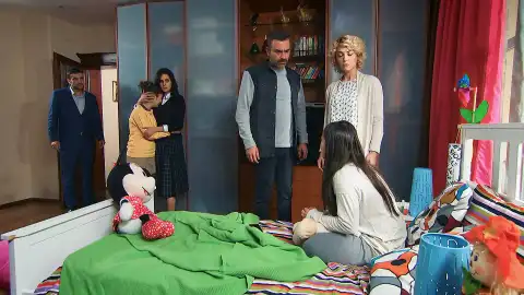 Mirza descubre que Pelin envió a Ali las fotografías de Zehra con su amigo Mirza descubre que Pelin envió a Ali las fotografías de Zehra con su amigo