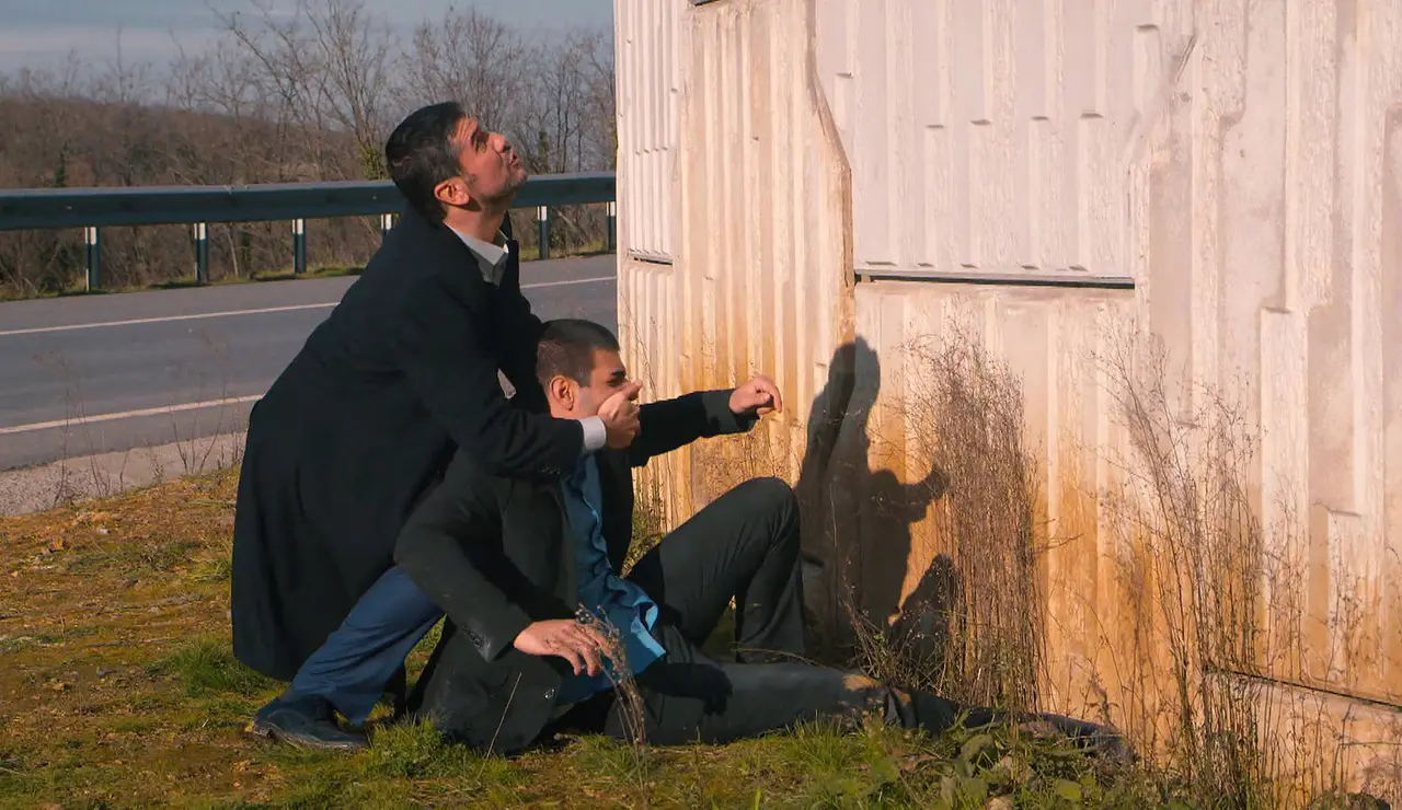 Ali sobrevive a una caída mortal y Mirza acaba entre rejas