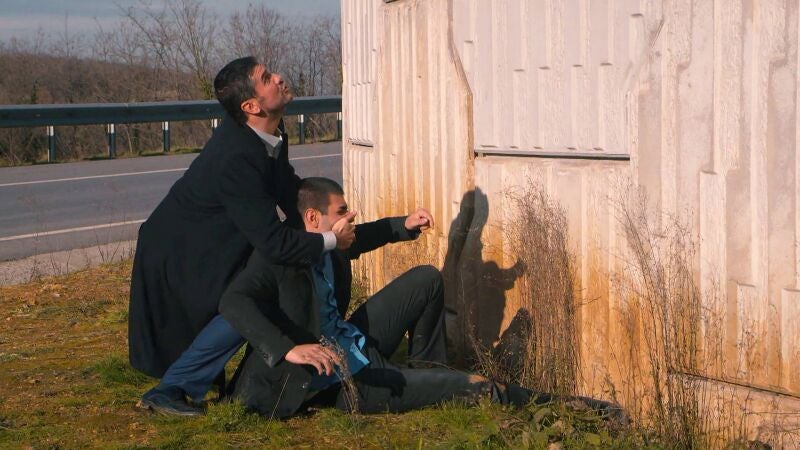 Ali sobrevive a una caída mortal y Mirza acaba entre rejas 