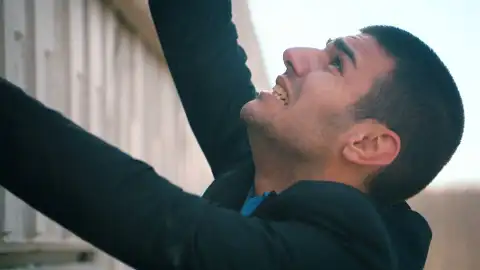 Ali se pelea con Mirza y cae al vacío desde un muro de gran altura Ali se pelea con Mirza y cae al vacío desde un muro de gran altura
