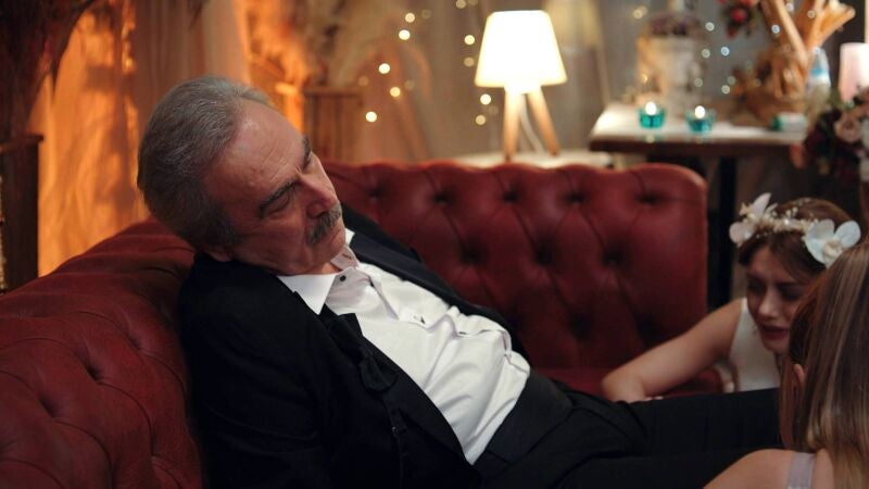 La muerte de Faruk trae tristeza a las Cevher e incertidumbre al bufete de Çolpan mientras Azra renuncia al divorcio