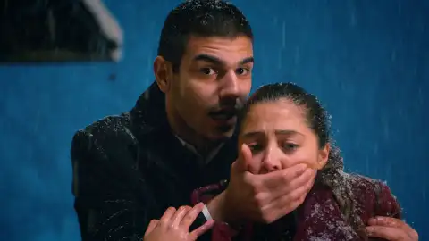 Ali convence a Zehra para que vuelva a Harmanli Ali convence a Zehra para que vuelva a Harmanli