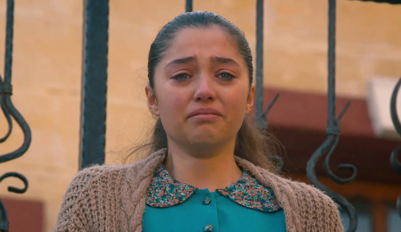 Zehra decide volver por voluntad propia a la mansión de los Kirman para proteger a su padre Mirza