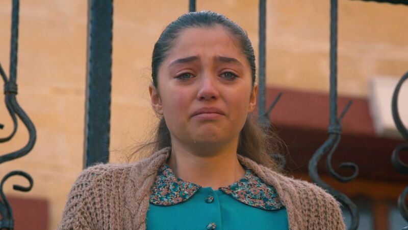 Zehra decide volver por voluntad propia a la mansión de los Kirman para proteger a su padre Mirza 