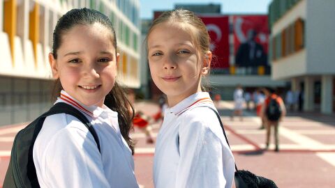 Mercan y Elif en Secretos de familia