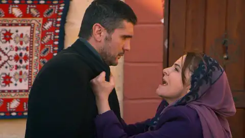 Zümrüt fuera de sí al descubrir que Devra asesinó a su hijo Azad Zümrüt fuera de sí al descubrir que Devra asesinó a su hijo Azad