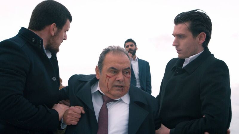 Devra quiere destruir la única prueba que liberaría a Zehra de los Kirman para siempre 