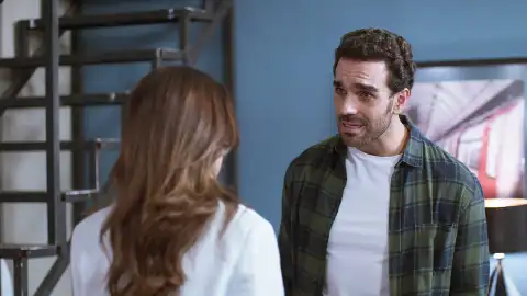 Martín intenta convencer a Alicia para que no rompa con él Martín intenta convencer a Alicia para que no rompa con él