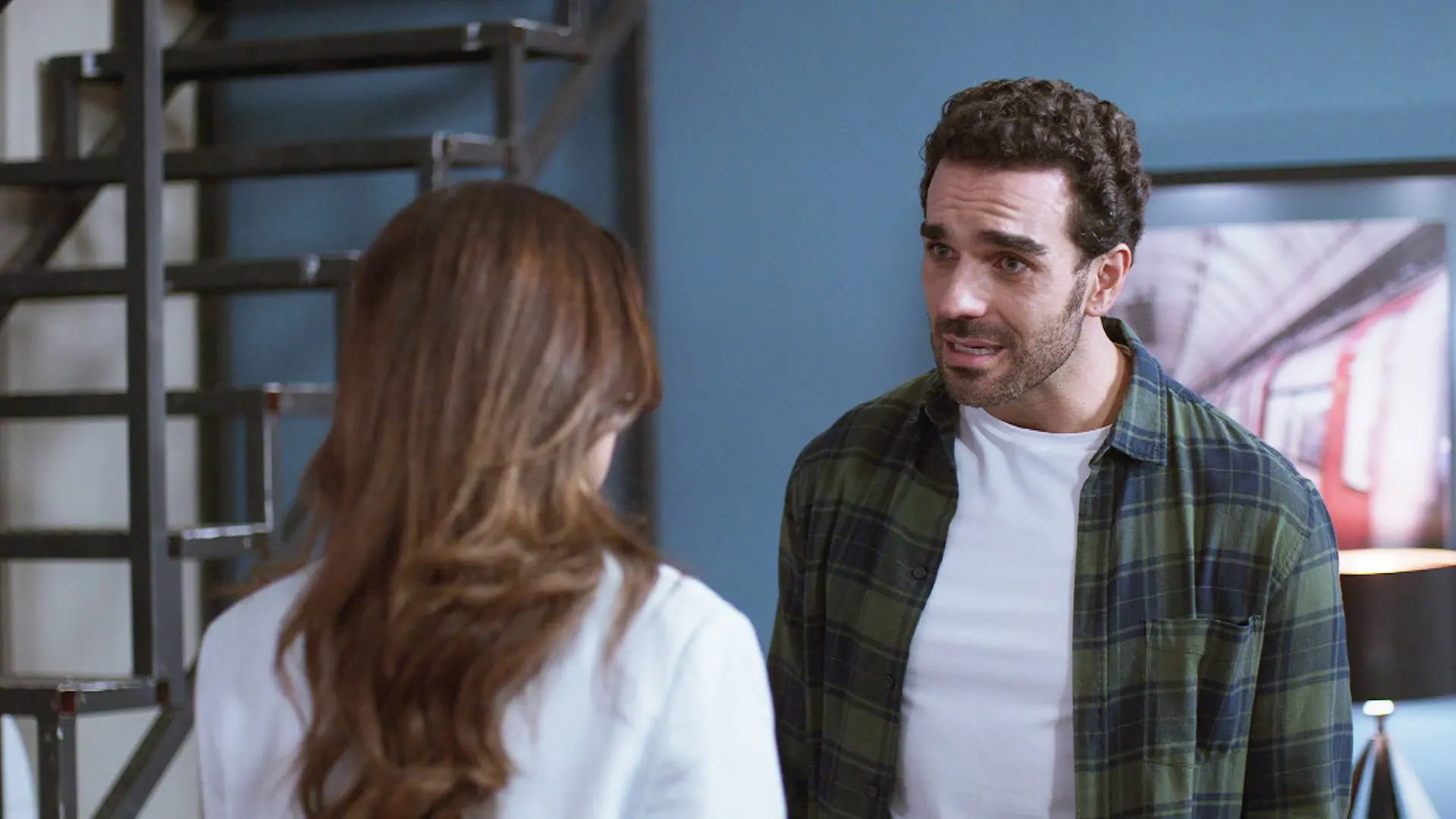 Martín intenta convencer a Alicia para que no rompa con él Martín intenta convencer a Alicia para que no rompa con él