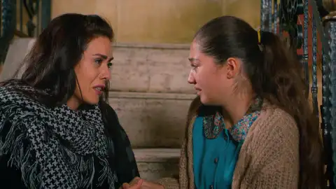 Melek intenta convencer a Zehra para que abandone la mansión de los Kirman Melek intenta convencer a Zehra para que abandone la mansión de los Kirman