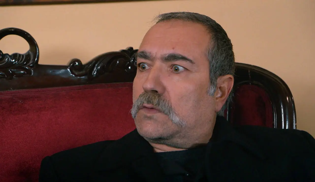 Kadim desenmascara a Devra delante de los Kirman, acusándolo de matar a Azad a sangre fría