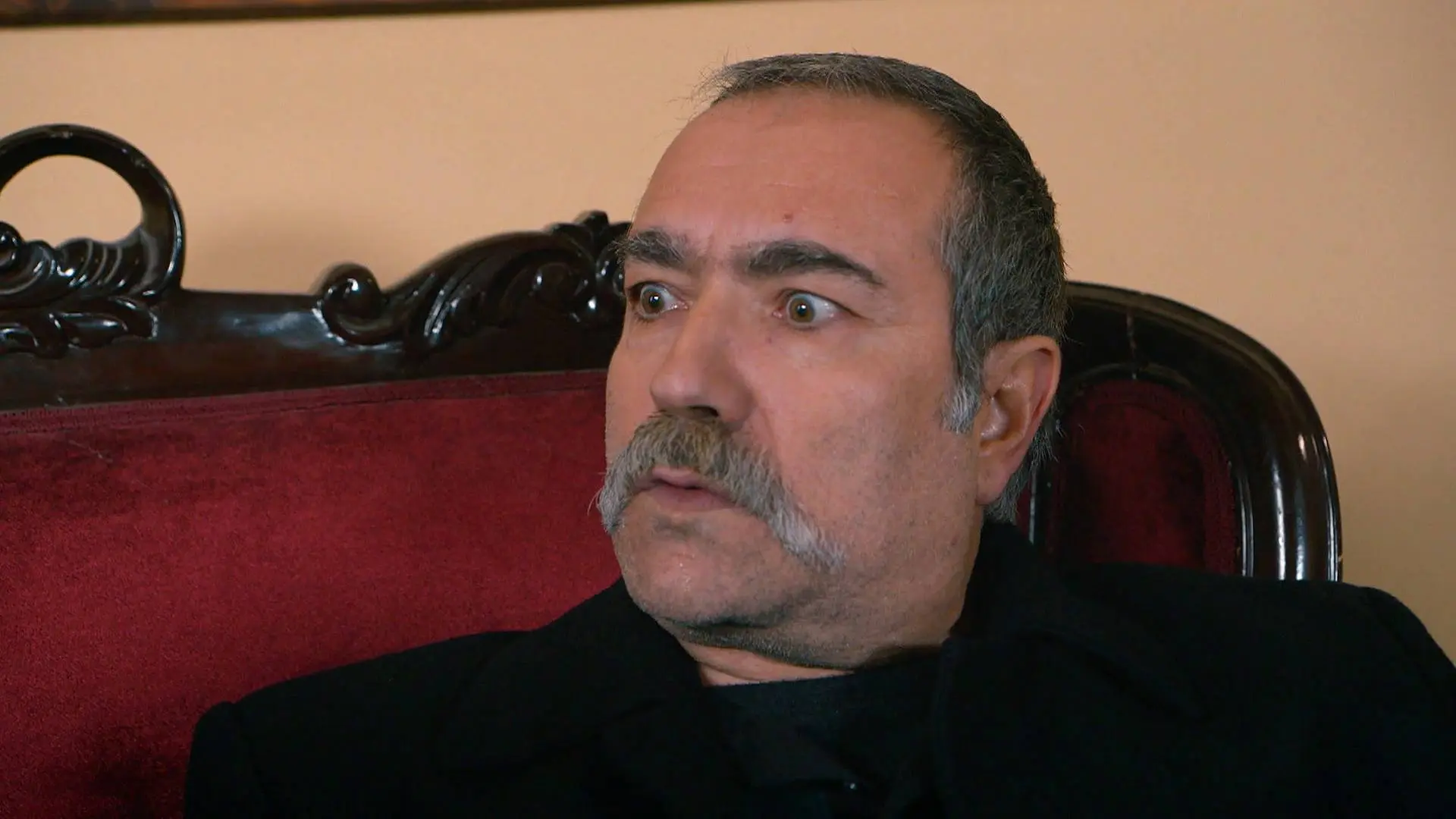 Kadim desenmascara a Devra delante de los Kirman, acusándolo de matar a Azad a sangre fría Kadim desenmascara a Devra delante de los Kirman, acusándolo de matar a Azad a sangre fría