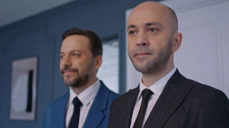 Azra y todo el bufete de abogados se quedan de piedra con la repentina aparición de Sergen