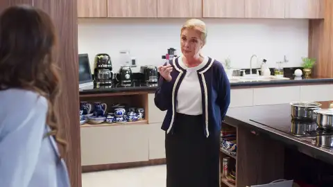 Alguien de la mansión de los Carranza descubre que Yuri está embarazada Alguien de la mansión de los Carranza descubre que Yuri está embarazada