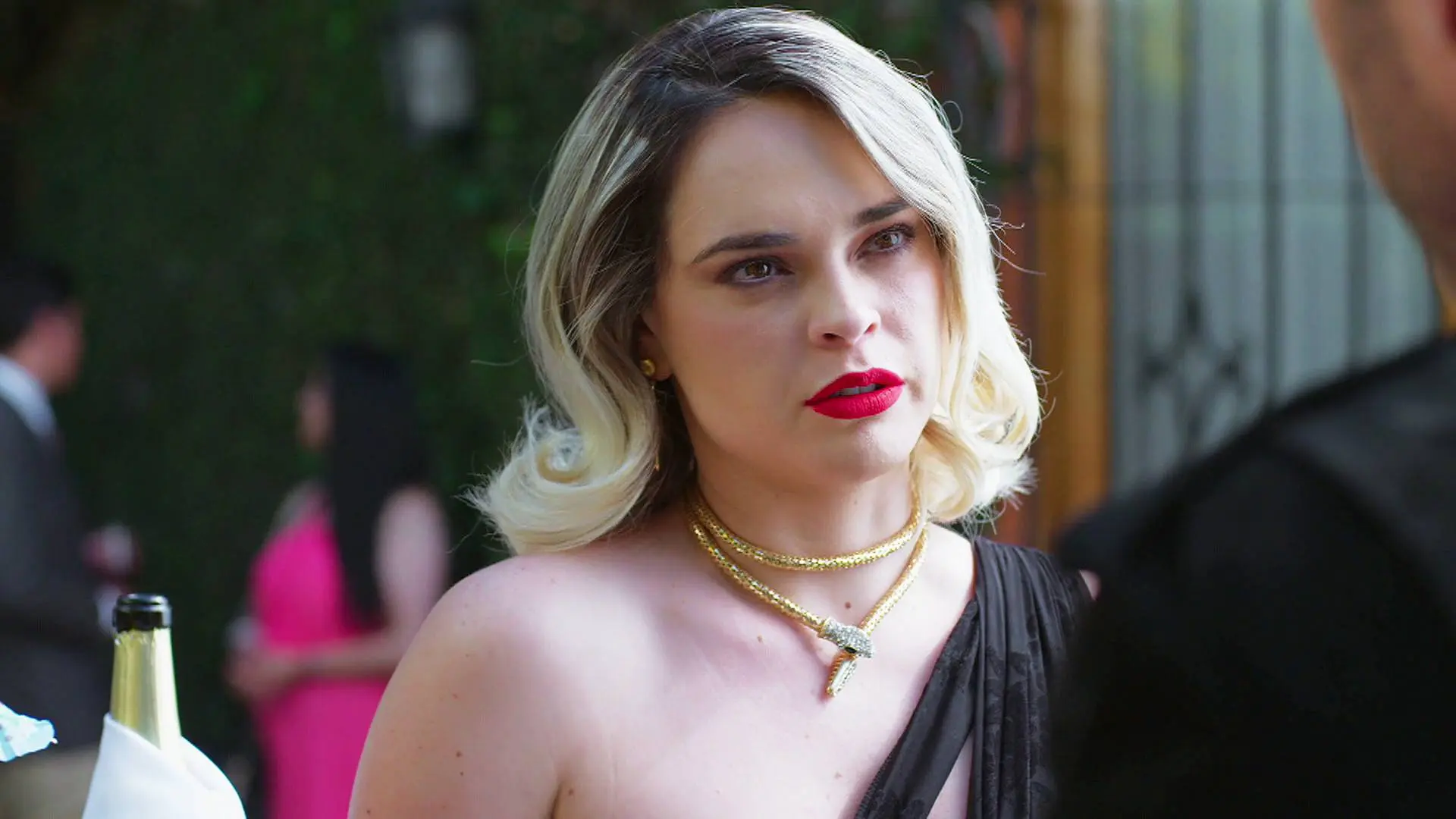Soraya se enoja con Luis Alberto por acudir con Mariana a su evento