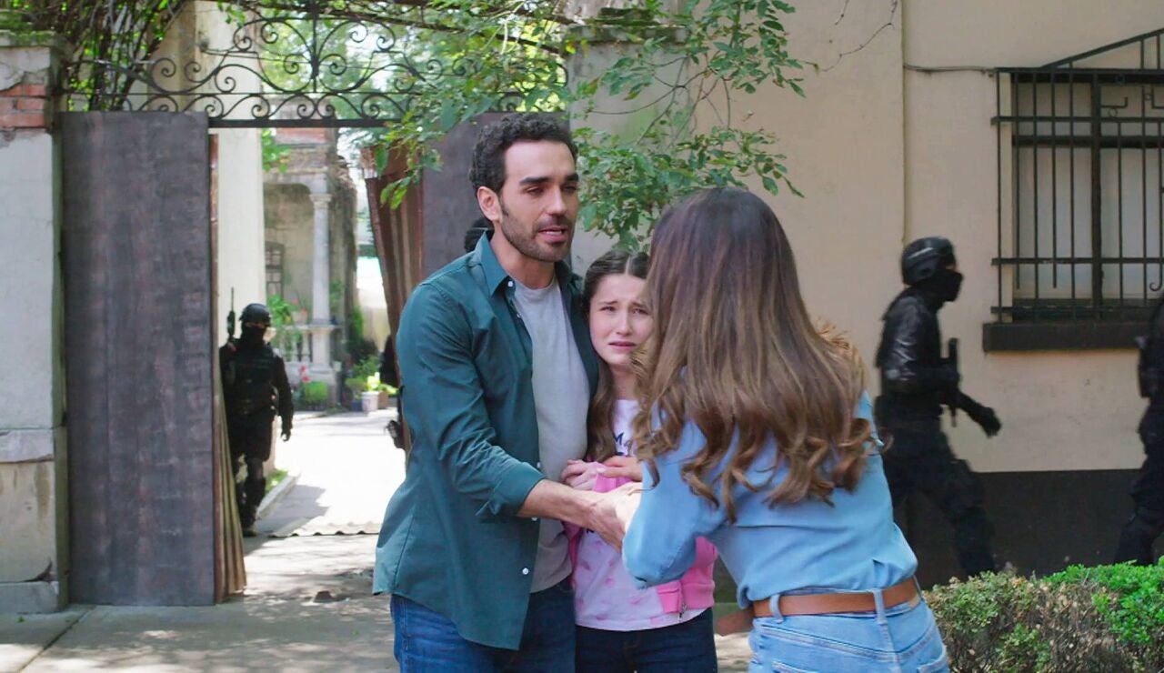 El Toro muere tras ser traicionado por el inspector M&uacute;jica, mientras Mart&iacute;n y Sof&iacute;a logran escapar ilesos