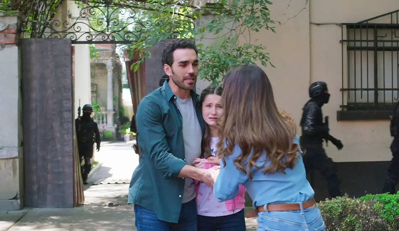 El Toro muere tras ser traicionado por el inspector Mújica, mientras Martín y Sofía logran escapar ilesos