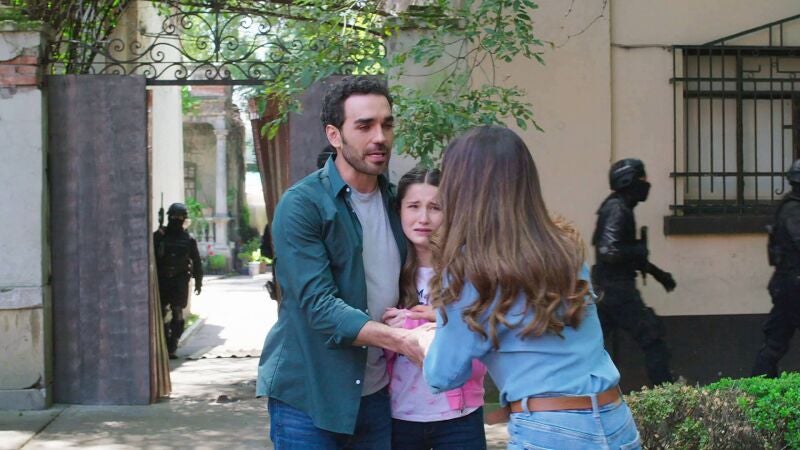 El Toro muere tras ser traicionado por el inspector Mújica, mientras Martín y Sofía logran escapar ilesos