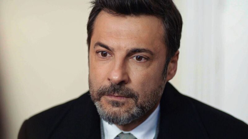 Un delicado caso en el bufete de Çolpan aporta luz sobre un triste suceso del pasado personal de Efe