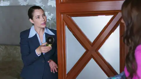 Matilde le pregunta a Mariana sobre el origen de la muñeca japonesa Matilde le pregunta a Mariana sobre el origen de la muñeca japonesa