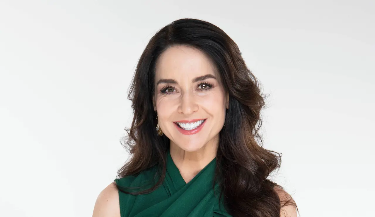 Natalia Robles es una mujer noble y una gran madre que deberá superar la traición de su marido, Adrián