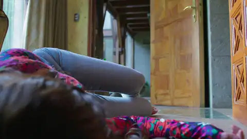 Mariana se desmaya por el veneno que Matilde y Soraya le suministran en el café Mariana se desmaya por el veneno que Matilde y Soraya le suministran en el café