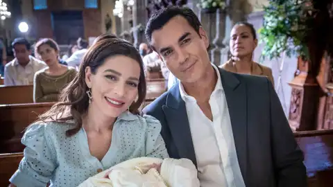 Lucía Nieto y Vicente Ramírez con su hijo Benjamín Lucía Nieto y Vicente Ramírez con su hijo Benjamín