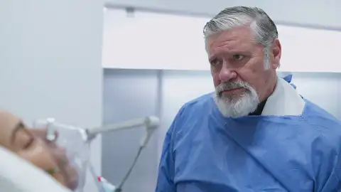 El padre Guillermo le da la extremaunción a Mariana El padre Guillermo le da la extremaunción a Mariana