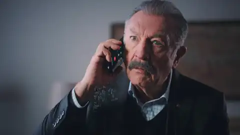 Rifat Tras el cristal