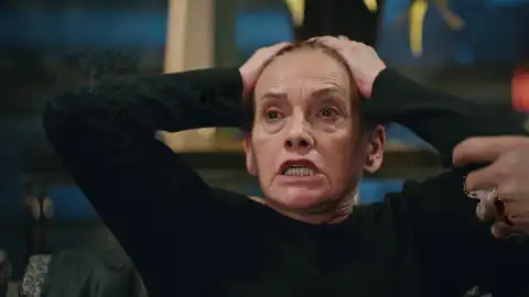 Feride Tras el cristal