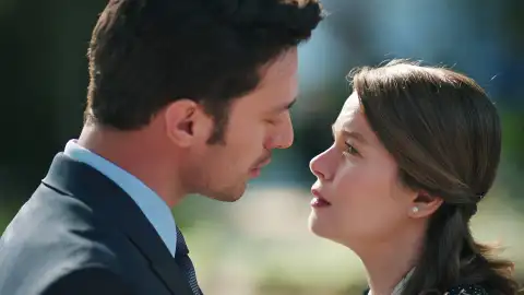 Sedat y Nalan Tras el cristal