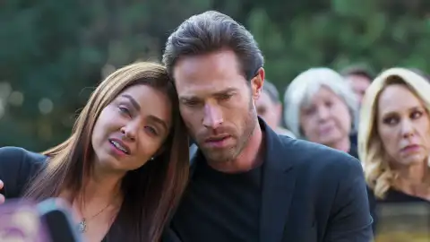 De nuevo, la sombra de Soraya está detrás: Mariana y Luis Alberto creen que su hijo ha muerto en un terrible incendio y celebran un funeral De nuevo, la sombra de Soraya está detrás: Mariana y Luis Alberto creen que su hijo ha muerto en un terrible incendio y celebran un funeral