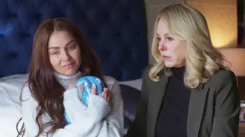 Elena intenta animar a Mariana tras creer que su hijo ha muerto: "Tienes un ángel en el cielo que está velando por ti" Elena intenta animar a Mariana tras creer que su hijo ha muerto: "Tienes un ángel en el cielo que está velando por ti"