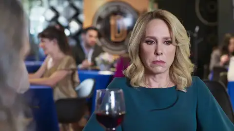Elena descubre que León está enamorado de Daniela Elena descubre que León está enamorado de Daniela