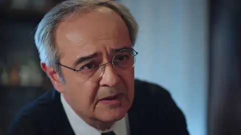 Adil Tras el cristal