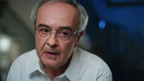 Adil Tras el cristal