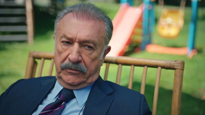 Rifat interviene en la relación de Sedat y Cana mientras ella se toma su venganza