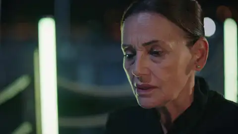 Feride Tras el cristal