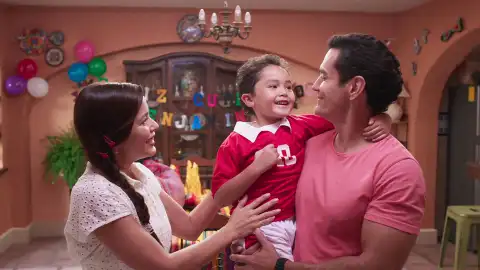 Lucía y Vicente son muy felices junto a su hijo Benjamín Lucía y Vicente son muy felices junto a su hijo Benjamín