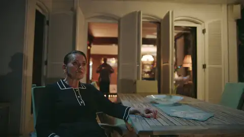 Feride Tras el cristal